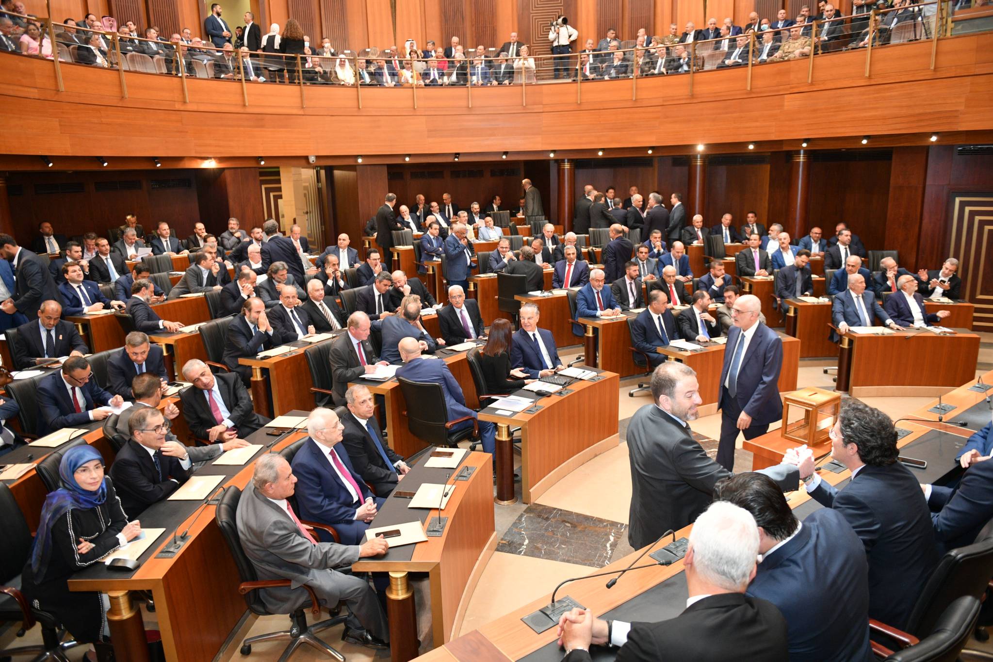 بري رئيساً للمجلس الجديد بالأغلبيّة المطلقة: يدنا ممدودة للجميع لإنقاذ لبنان
بوصعب يفوز بـ«الثنائي» و «التيار».. وسكاف لا يربح بـ«القوات» و«الإشتراكي» و«التغيير»
نواب «التغيير» شاكسوا وسجّلوا مواقف.. وانتخاب أميني السرّ يُحرّك سجالاً طائفياً