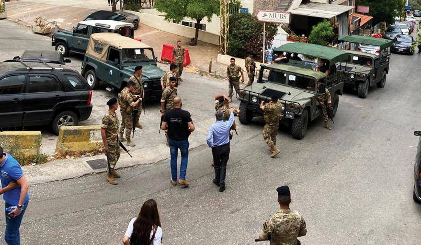 فرنسا مع تعويم حكومة ميقاتي وواشنطن والرياض لـ «حكومة الغلبة» والفراغ طويل
مليونا مغترب الى لبنان هذا الصيف... ولا رواتب للموظفين بعد شهرين؟
حزب الله: يدنا ممدودة للحوار مع الجميع... مستقلون وتغييريون عارضوا «توجيهات البخاري»