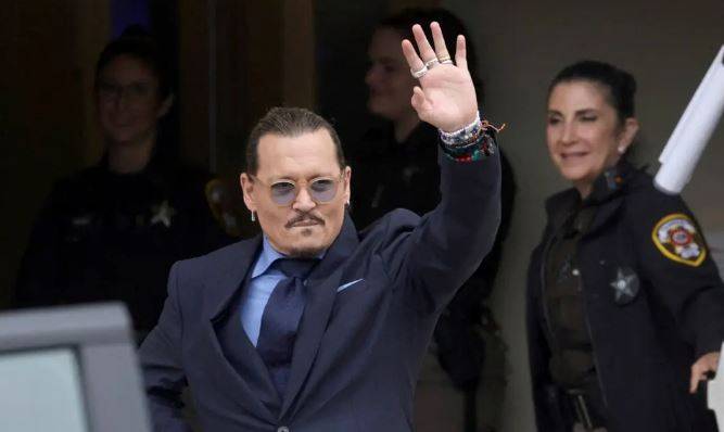 جوني ديب ينتصر بمعركته القضائية ضد آمبر هيرد
