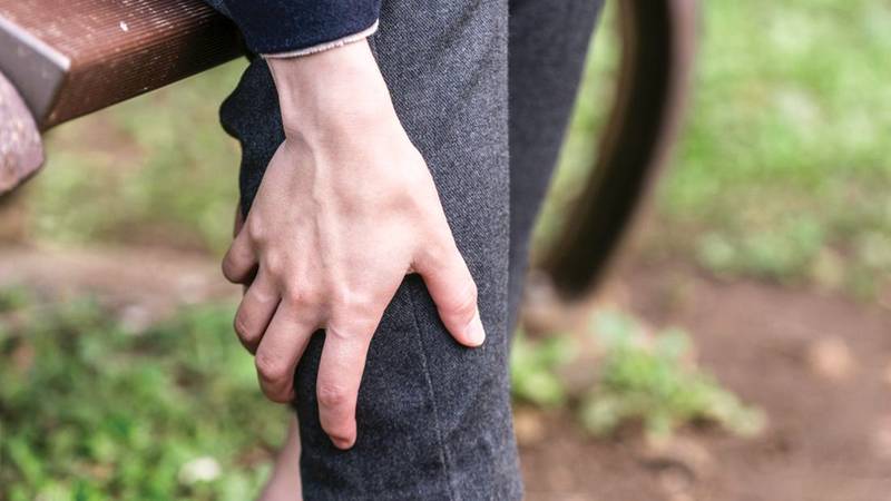 البقع الحمراء على الساقين.. حساسية أم أسباب أخرى