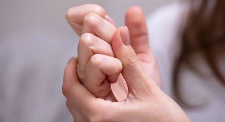 فرقعة الأصابع.. دراسة تحسم الجدل وتكشف النتائج
