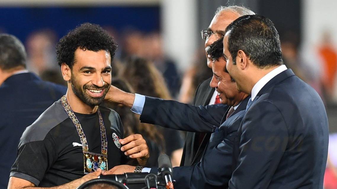 "قلادة بـ27 جنيهاً".. سخرية من تكريم محمد صلاح