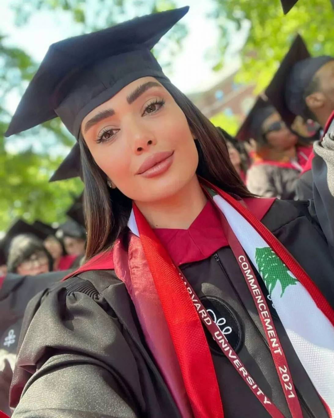 بالصور - جيسيكا عازار تحتفل بتخرجها من جامعة "هارفارد"