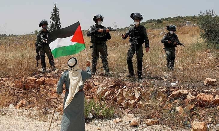 70 شهيداً فلسطينياً منذ بداية العام والاحتلال يعتقل شابين صباح اليوم