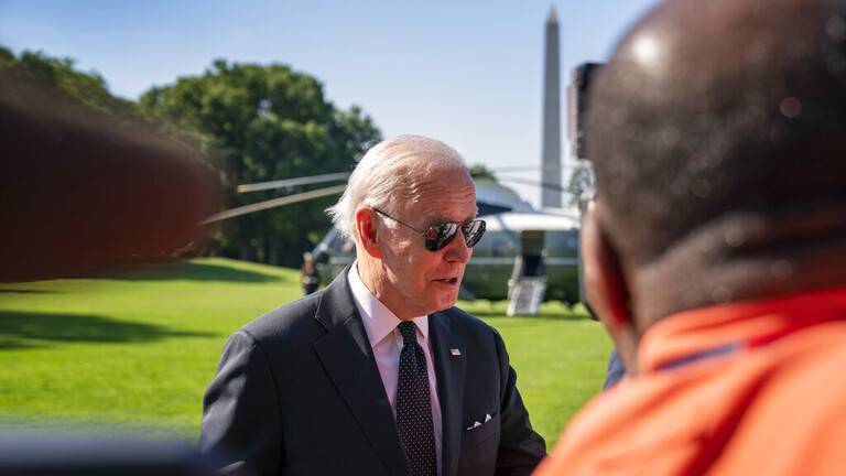 دعوات لعزل بايدن بعد إلقائه 