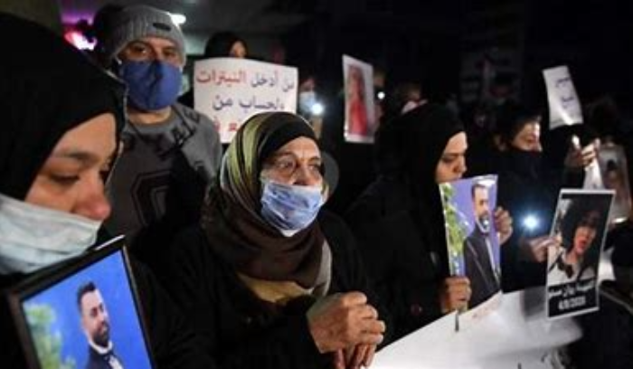 ..  وتحرّك لأهالي الضحايا أمام منزل الخليل:
إن لم توقّع سيكون لنا معك تصرّف آخر