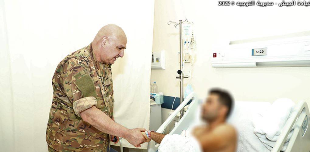 جوزيف عون يزور العسكريين الذين أصيبوا في منطقة الشراونة