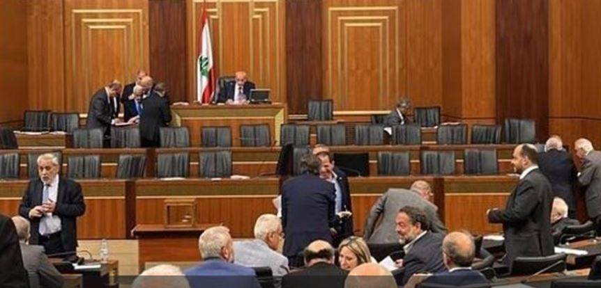 بعد مغادرة معظم النواب للجلسة المسائية لانتخاب اللجان النيابية.. وضاح الصادق وملحم خلف يردان على علي عمار: "نحنا هون "!