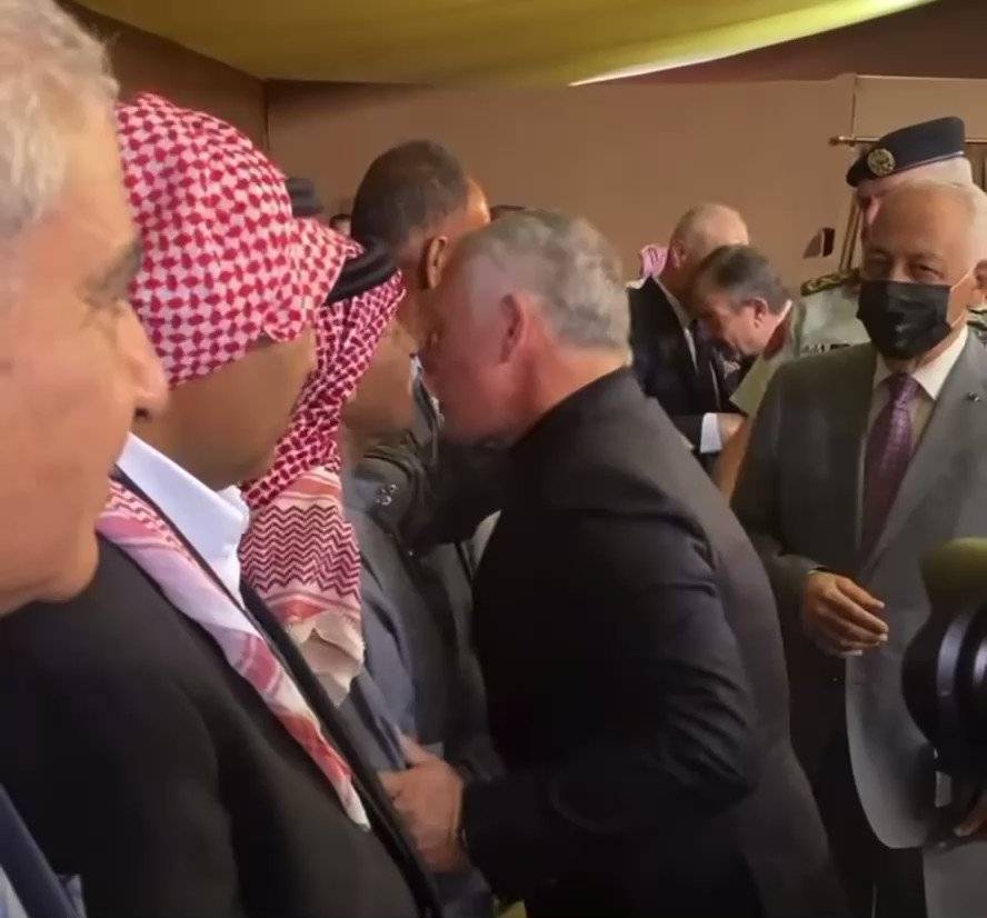 فيديو- كلمة واحدة قالها الملك عبدالله الثاني وهو يصافح أحد المتقاعدين العسكريين تثير التساؤلات