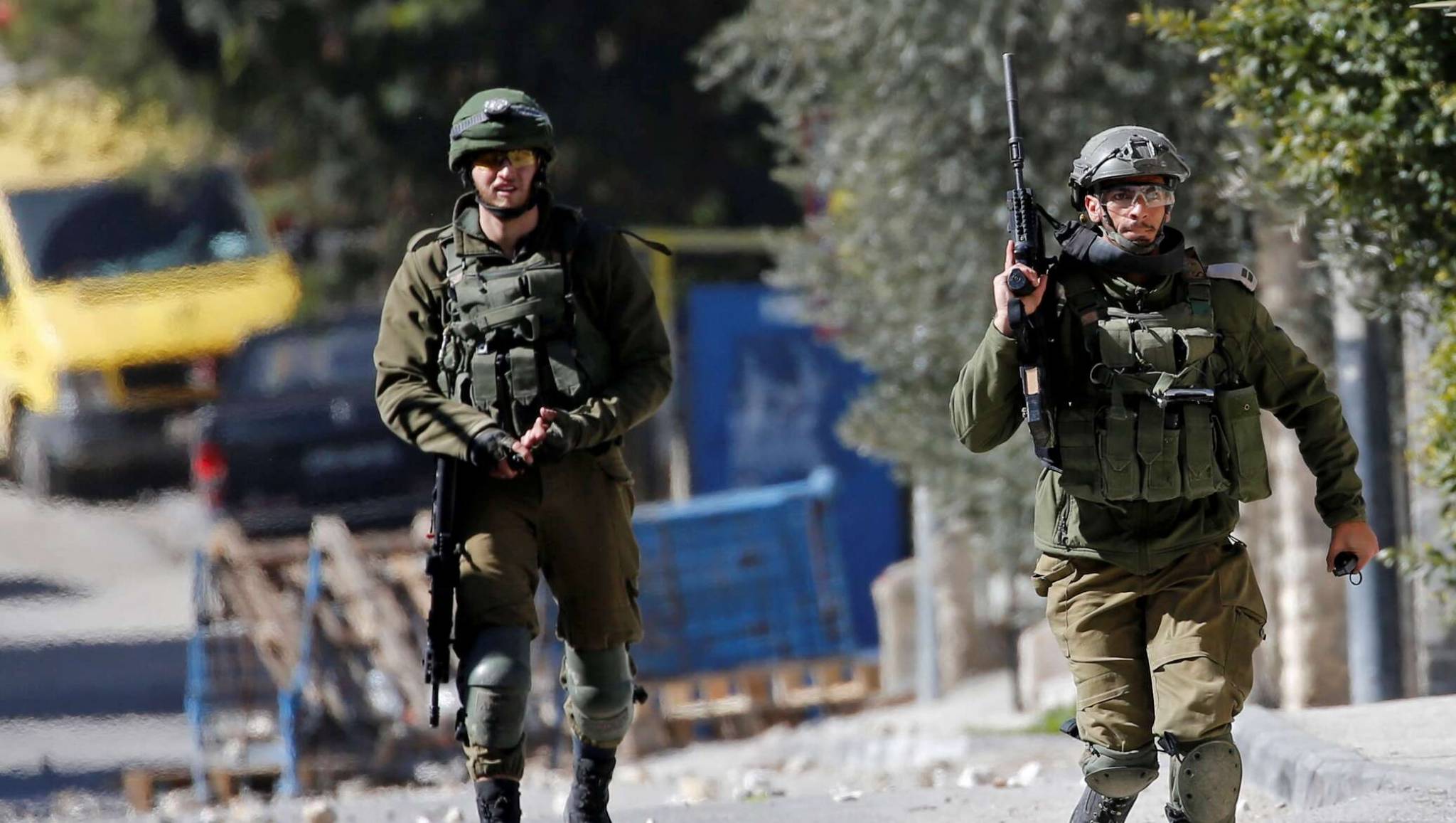 عملية جريئة.. فلسطيني يخطف سلاح أحد جنود الاحتلال