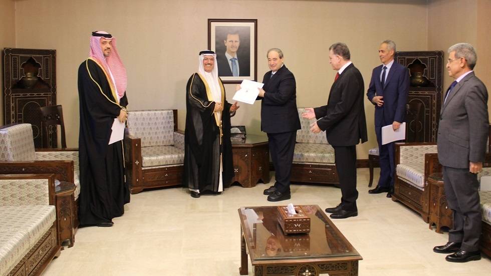 السفير البحريني الجديد في سوريا يسلّم أوراق اعتماده للمقداد