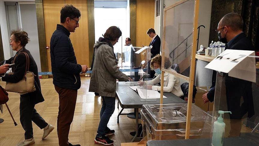 انتخابات فرنسا.. الجولة الأولى تسفر عن تقدم ضئيل للوسط بقيادة ماكرون