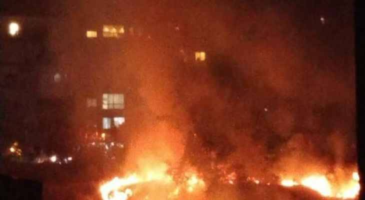 حريق كبير خلف مبنى دار الايتام في طريق الجديدة