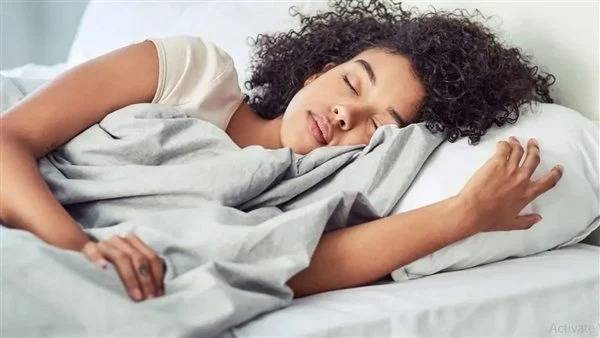 النوم وحدك أو بجانب شريك.. دراسة توضح أيهما أفضل لصحتك