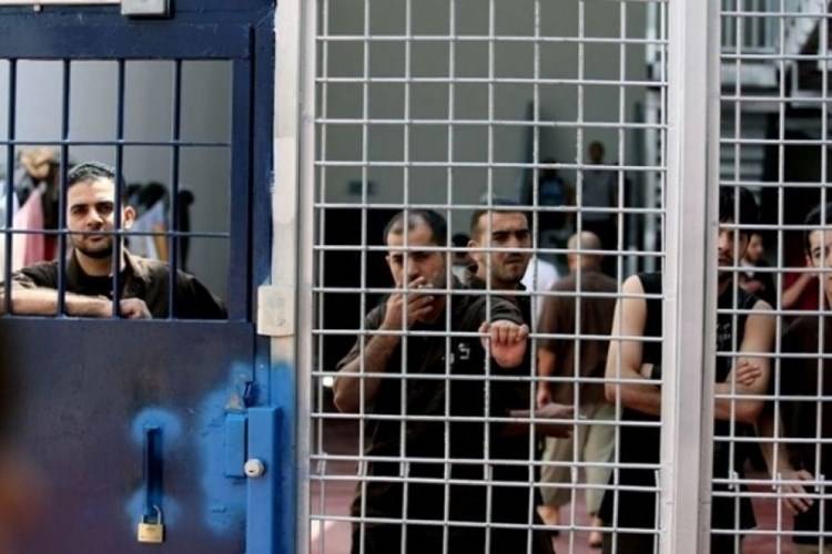 أهالي أسرى غزة يزورن أبناءهم في سجن 
