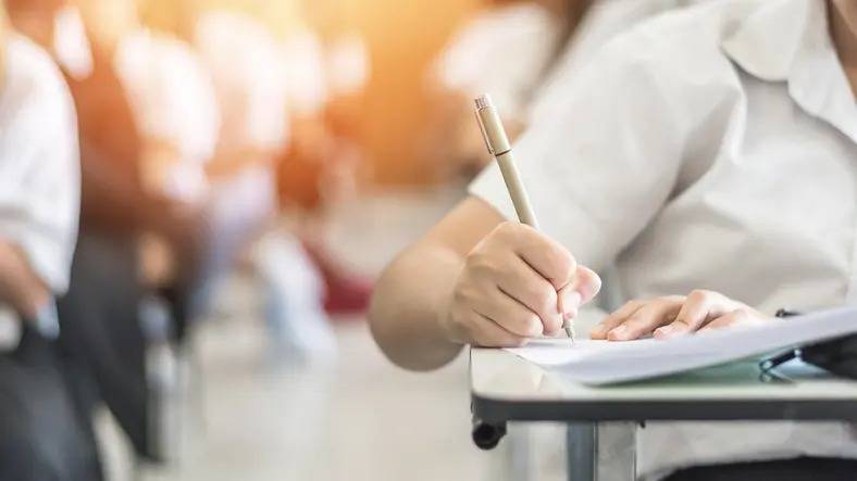 فضيحة تطال نائباً في الجزائر.. حاول الغش لصالح ابنته!