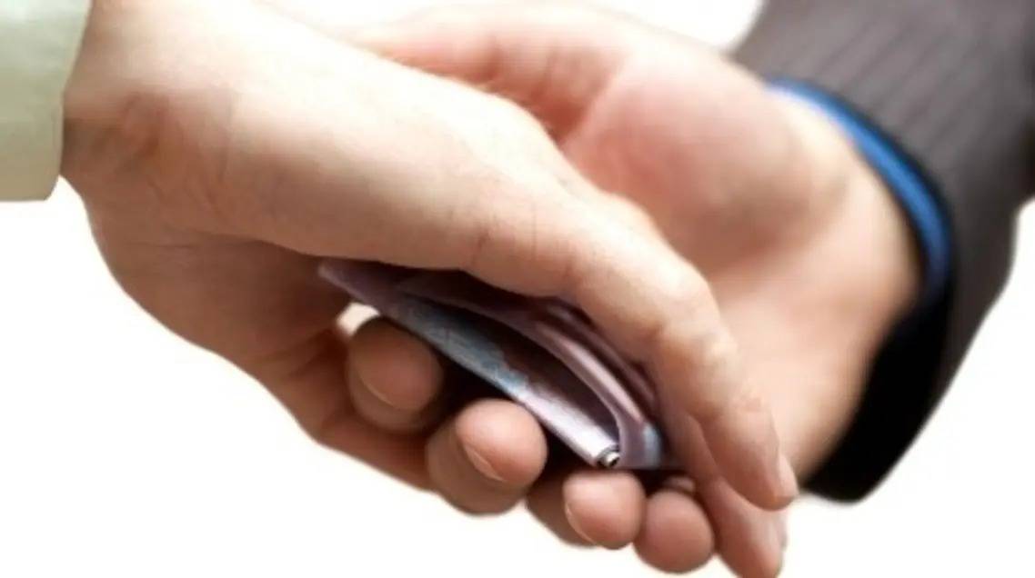 موظفون تقاضوا 
