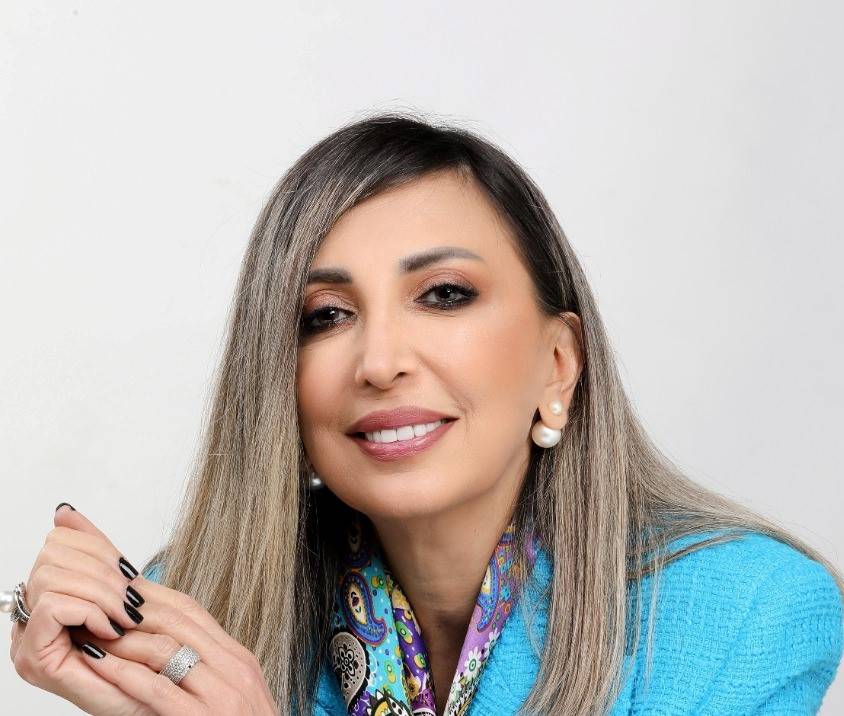 مدربة الإتيكيت كارمن تحقق شهرة واسعة..وتنشر الوعي حول فن الإتيكيت!