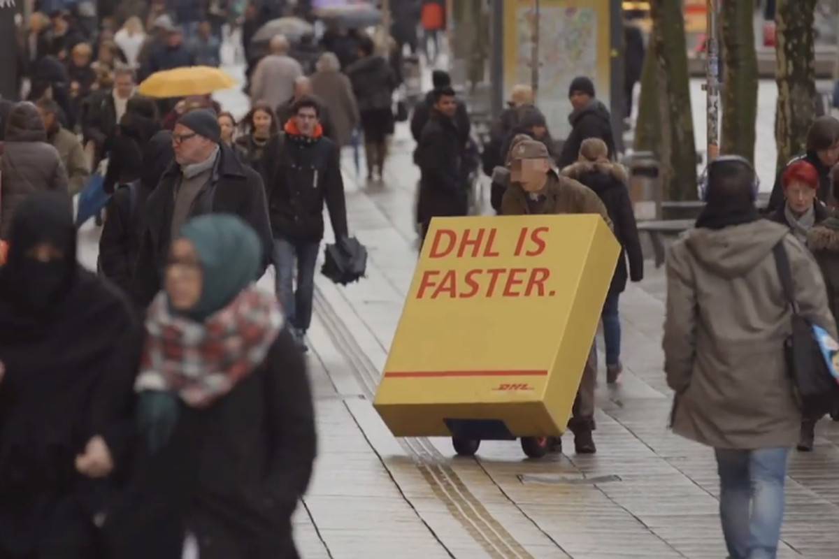 خدعة تسويقية من شركة DHL لنقل الطرود!