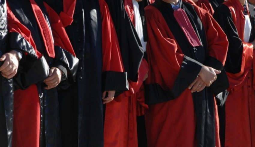 القضاة المعفيون في تونس يضربون عن الطعام