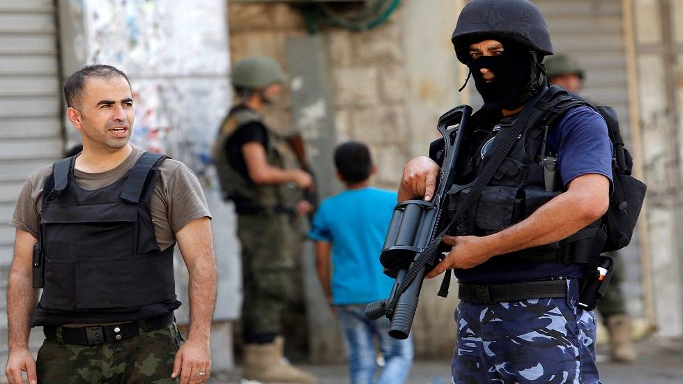 الشرطة الفلسطينية تطرد قوة من الاحتلال من أحد شوارع الخليل