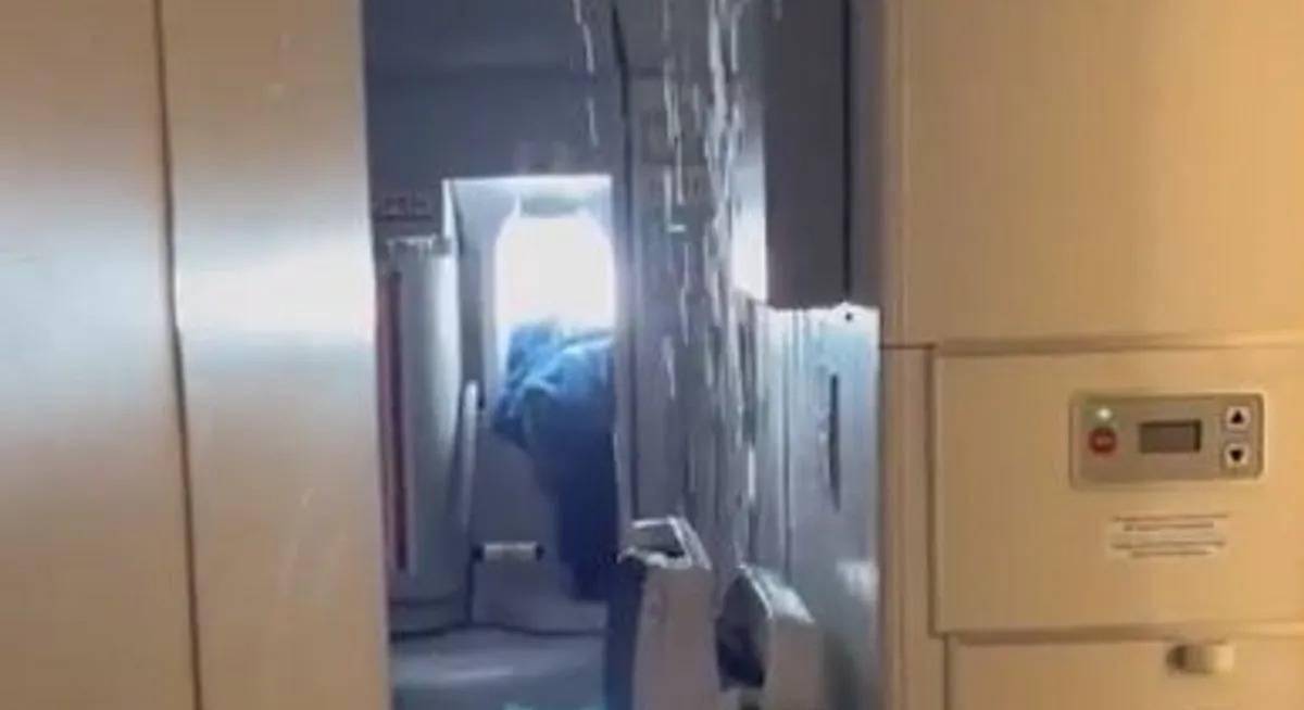 فيديو لحادثة غريبة فوق السحاب.. "امطار داخل الطائرة!"
