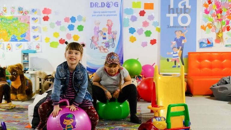 ما تأثير لعب الصغار مع أقرانهم في مرحلة الطفولة؟