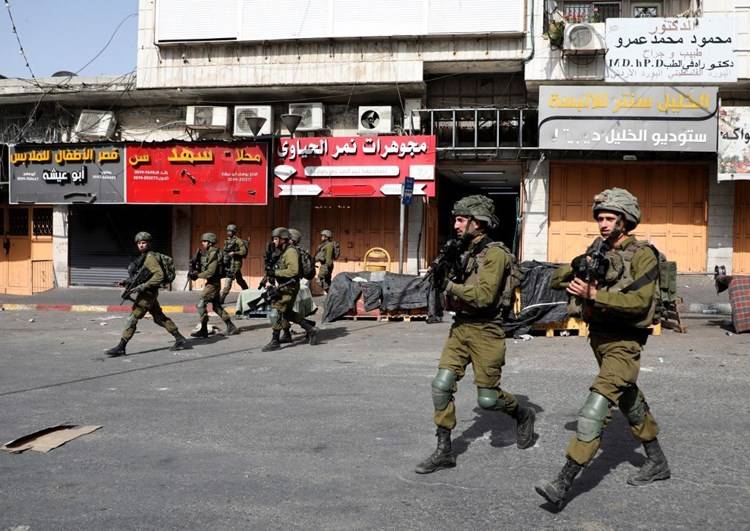 ضابط فلسطيني يطرد قوة إسرائيلية في الخليل