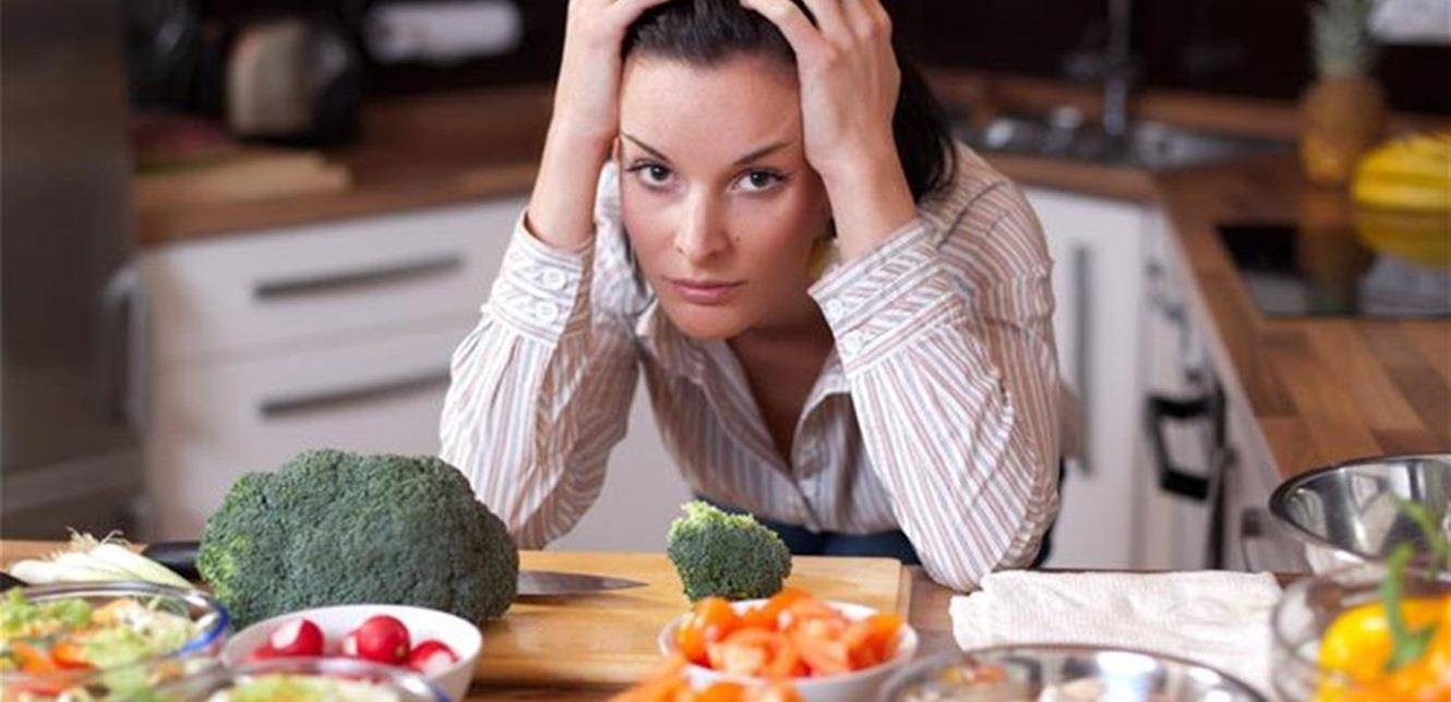 منها الطعام بسبب التوتر.. أسوأ 4 عادات غذائية إحذروا منها