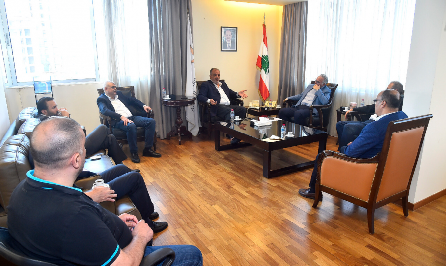 ناقش ووفد نقابة الصناعات الغذائية الية تصدير المنتجات
بوشكيان: نرفض أن يكون موظف القطاع العام والصناعي ضحية