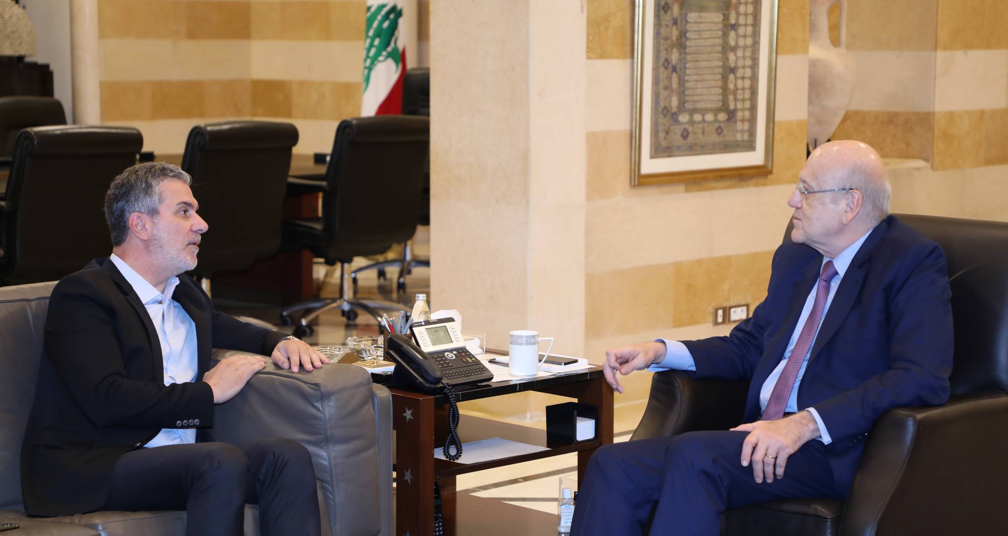 ميقاتي اطلع من الحاج حسن علي اوضاع تصدير واستيراد
المنتجات وتابع مع مكاري اجراءات الموسم السياحي في المطار