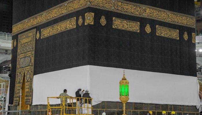 رفع ثوب الكعبة استعداداً لموسم الحج!