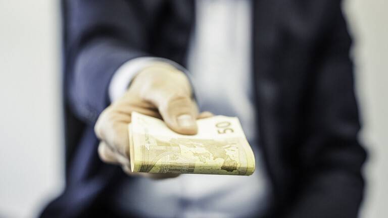 دراسة: الرغبة في التبرع بالمال بين كبار السن قد تشير إلى مراحل "مبكرة" من مرض لا دواء له!