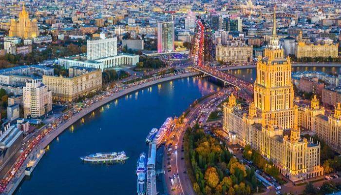 العملة الروسية ترتفع أمام الدولار إلى أعلى مستوى منذ منتصف 2015