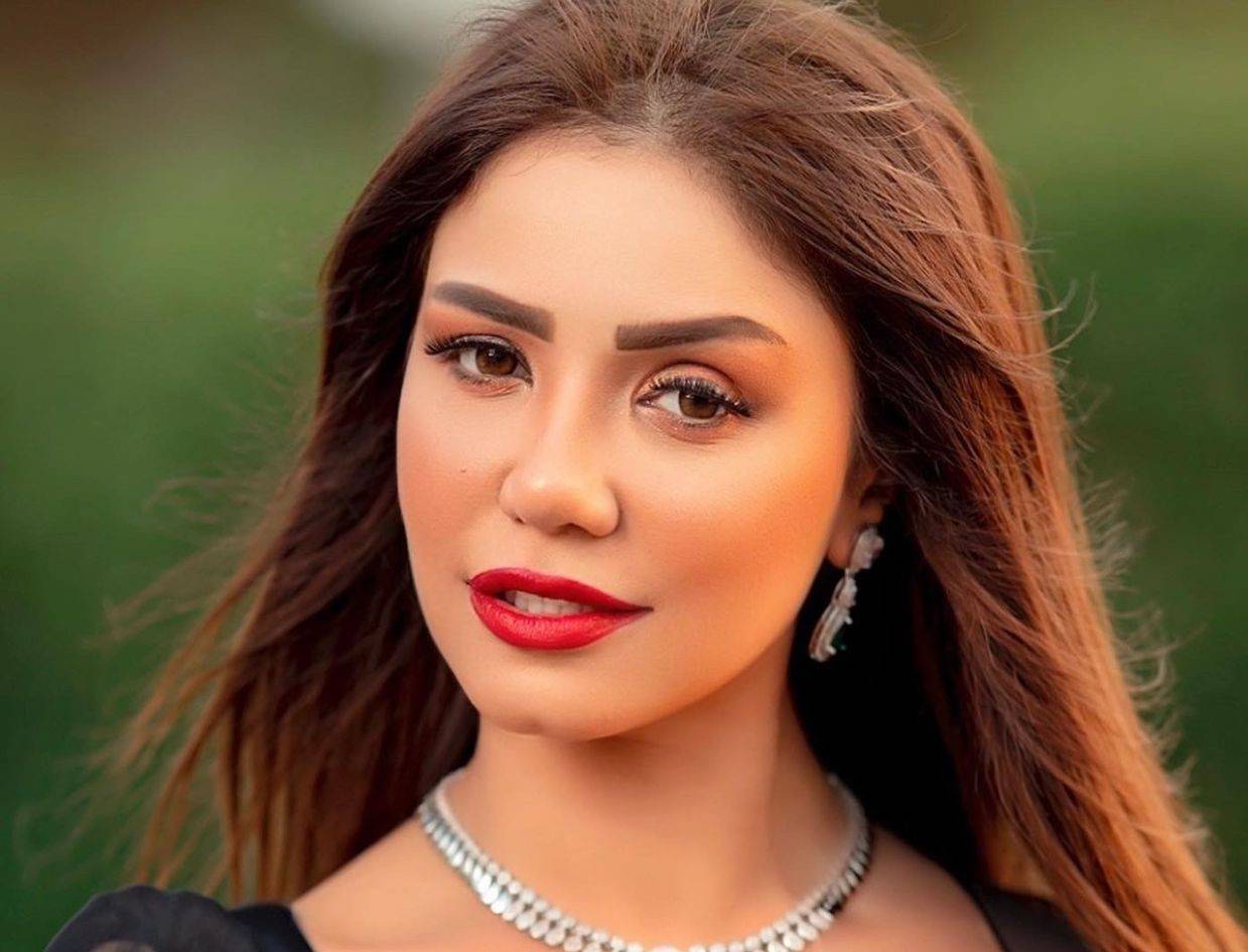 بالصور- إيناس عزالدين تخطف الأنظار بجمالها