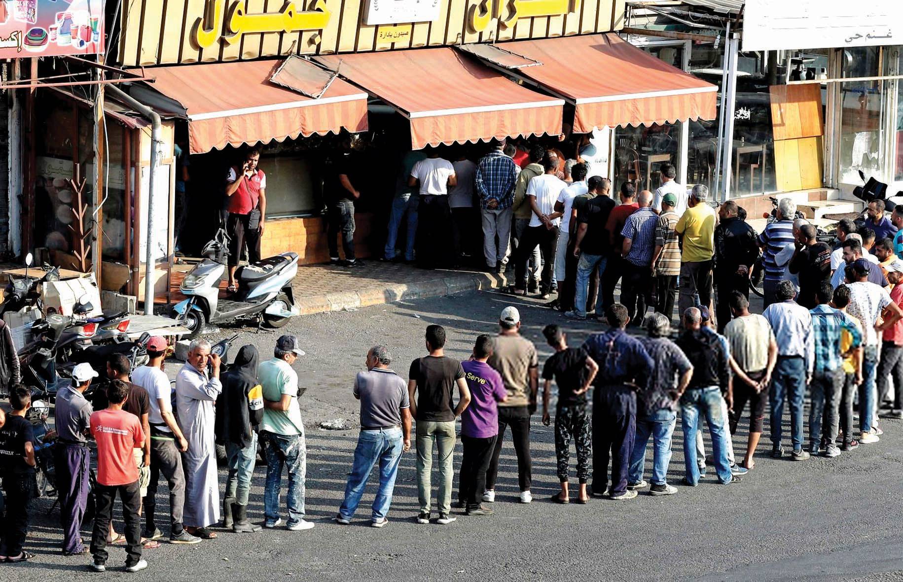 ميقاتي رئيساً مُكلّفاً...الحكومة مُستمرّة مع تعديلات طفيفة...ومواقف باسيل وجعجع رئاسيّة
باسيل لميقاتي : نحن معكَ إذا رشح البخاري سلام...ميقاتي ردّ : مُلتزم موقف الرياض
هيكل الدولة يتهاوى مع إضراب مُوظفي القطاع العام وتوقف مُعاملات المواطنين؟