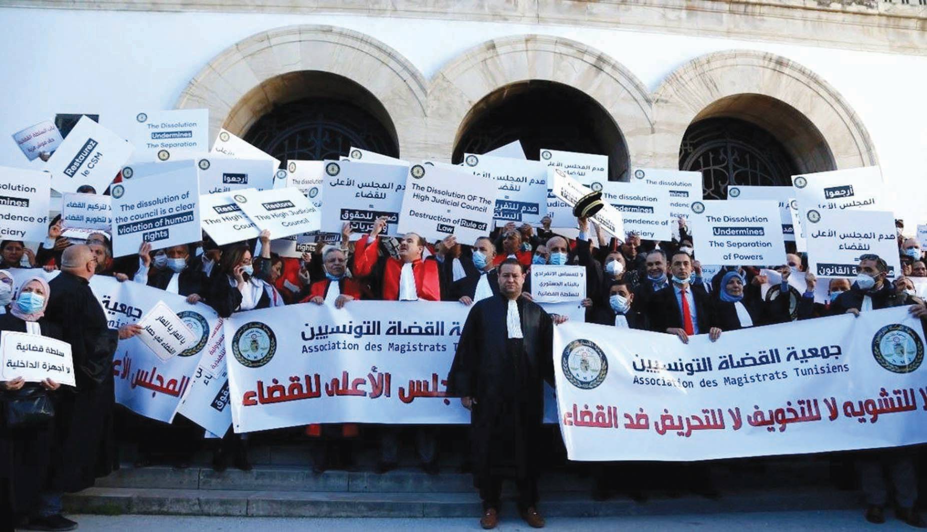 تونس: القضاة يمددون إضرابهم أسبوعا ثالثا ومظاهرات معارضة لقرارات قيس سعيد