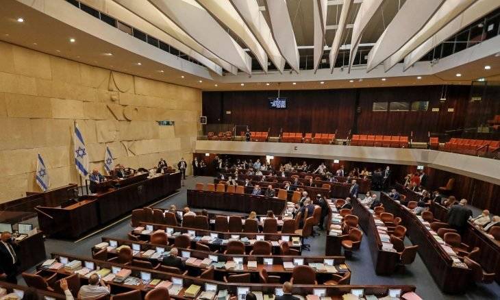 انهيار الائتلاف الحاكم في «إسرائيل»: اتفاق على حل الكنيست وإجراء انتخابات مبكرة ولبيد سيتولى رئاسة الوزراء