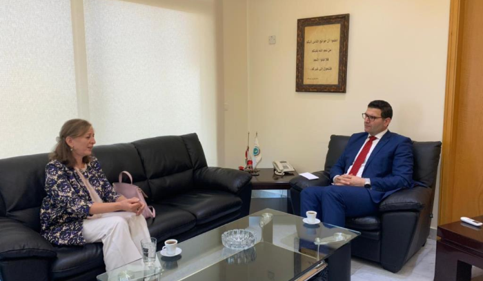 الحاج حسن بحث مع سفيرة 
