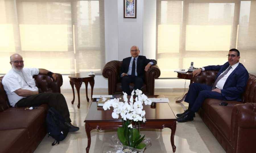حجار وبخاش بحثا سُبل
السماح للصمّ برخصة قيادة
