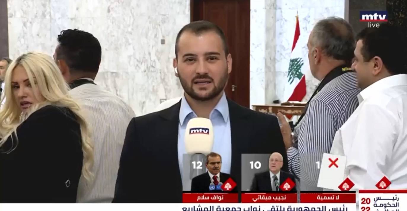 موقف طريف ومحرج لمراسل الـMTV مع إحدى الصحافيات... 