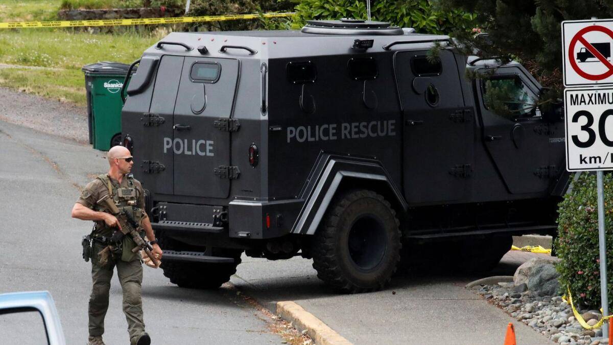 حادث أمني خطير في كندا.. مقتل مسلحين واحتمال وجود عبوة ناسفة في سيارة