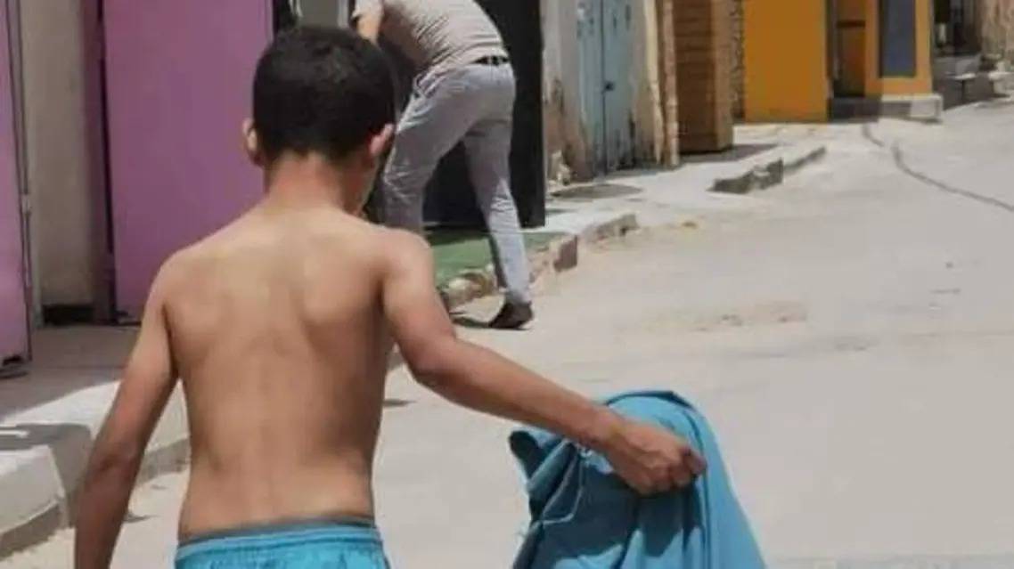 بالصورة- في الجزائر.. اخ يخطف القلوب بحماية شقيقه من الشمس بقميصه
