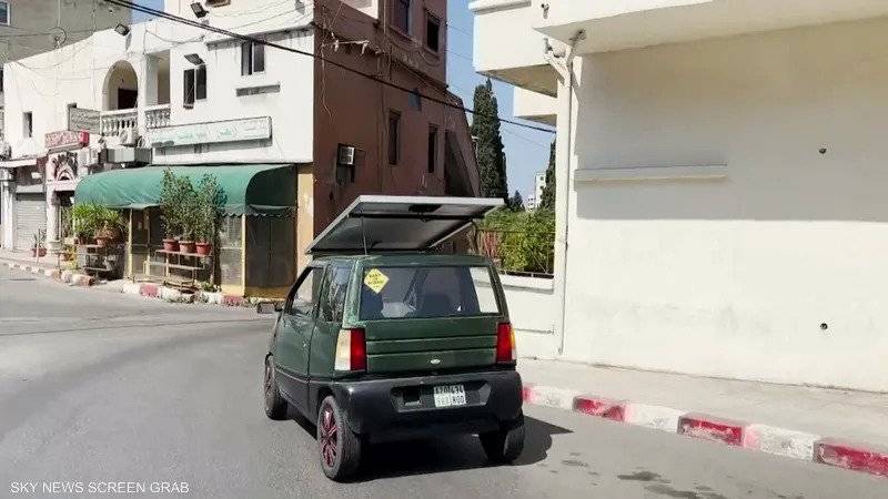 لمواجهة أزمة البنزين.. لبناني يحول سيارته إلى الطاقة الشمسية