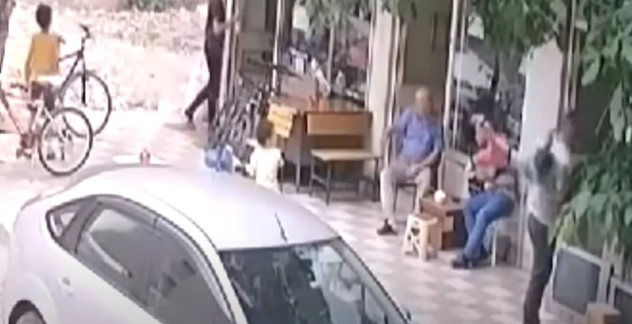 في تركيا- طفل ينجو من الموت بأعجوبة.. فيديو لصدفة حالت دون وقوع فاجعة