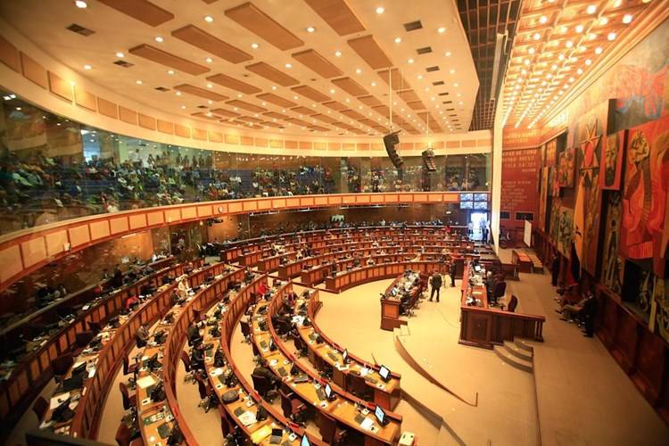 البرلمان الإكوادوري يفشل في إقالة رئيس البلاد