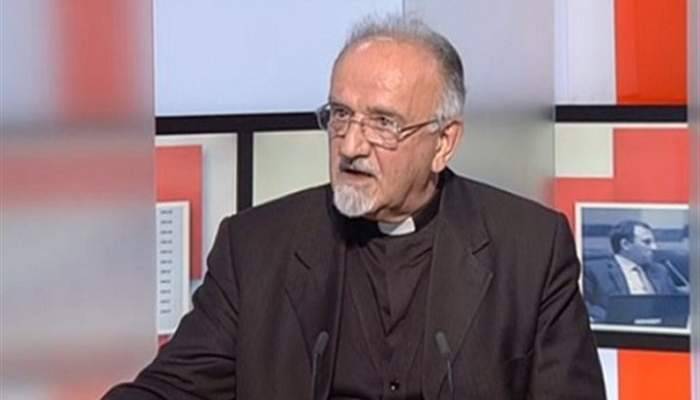 بعد وصفه أميركا بالعدو... قرار بمنع الاب مبارك من الظهور الإعلامي ومواقع التواصل تشتعل