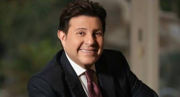 ما هي الأزمات التي واجهت هاني شاكر في نقابة الموسيقيين قبل استقالته؟