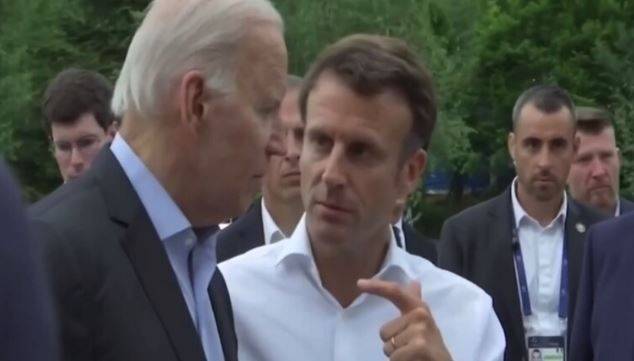 بالفيديو: ماكرون ينقل لبايدن 