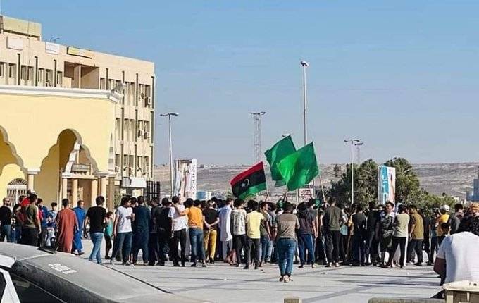 فيديو- متظاهرون يقتحمون البرلمان الليبي في طبرق